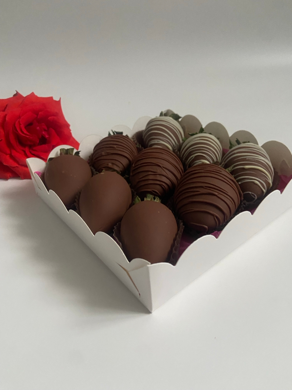 Настя, основательница мастерской ChocoFruits, создает клубнику в шоколаде ручной работы в Казани