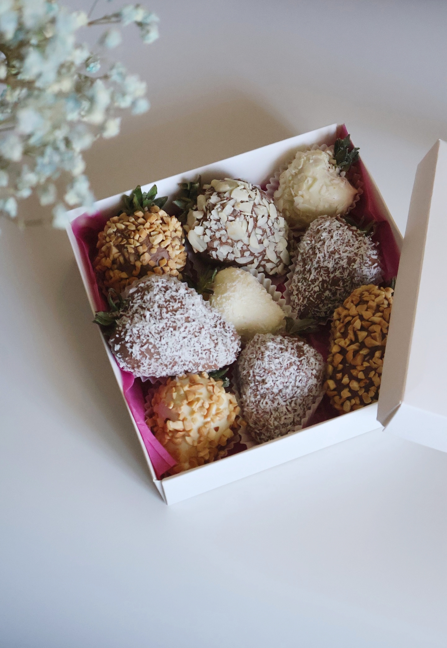 Премиальный набор свежей клубники в бельгийском шоколаде с доставкой по Казани